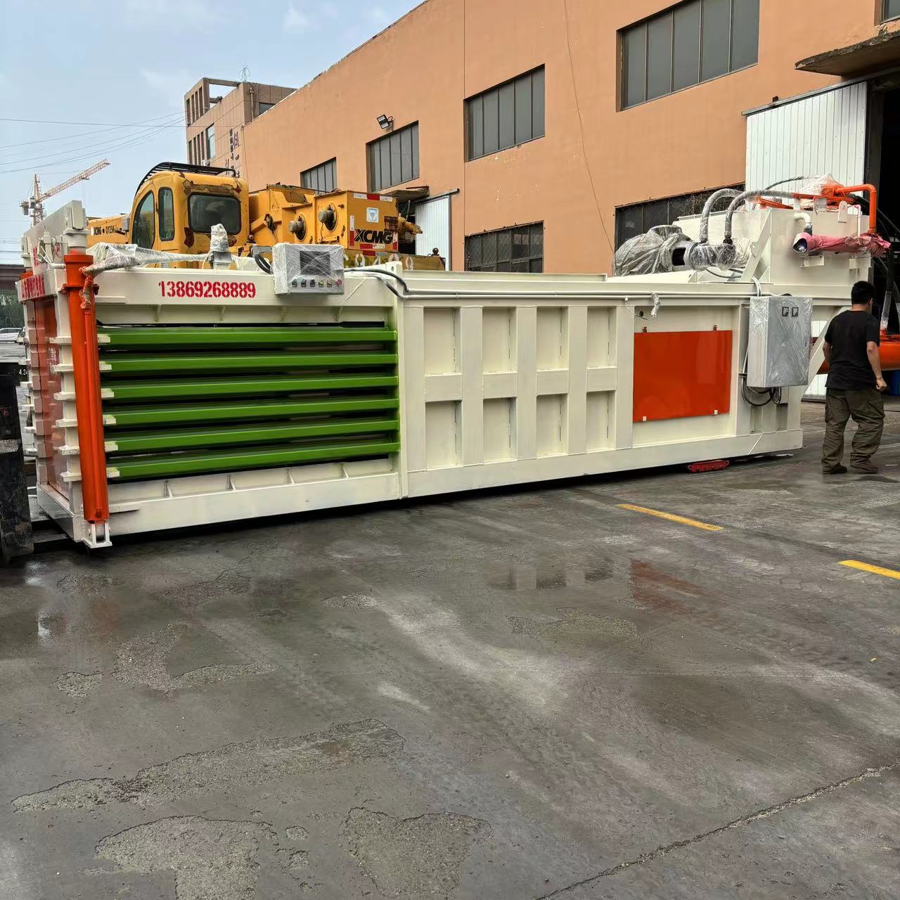 礦（kuàng）泉水瓶打包機的使（shǐ）用過程中要（yào）注意什麽